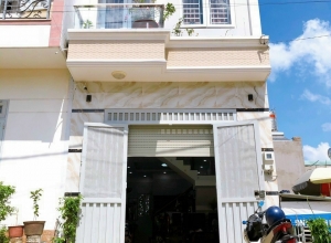 Bán nhà 1 trệt 1 lầu hẻm 105 đường Vườn Lài đối diện NH Sacombank